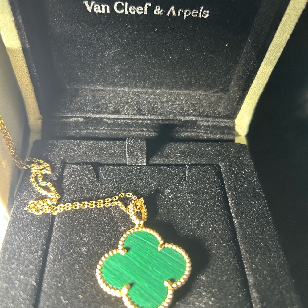 Van Cleef & Arpels Magic Alhambra 1 Green Motif Long 18K Gold Necklace - Picture 2 of 3